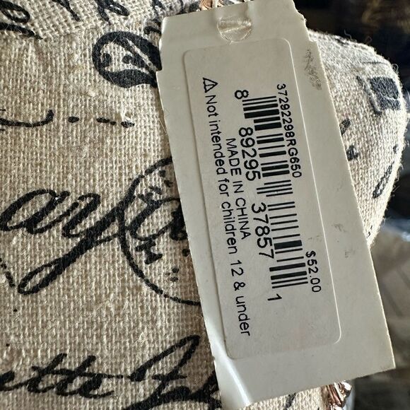 🔥🔥🔥 Betsey Johnson pierced lips necklace with rhinestones Gold Chain. - Picture 5 of 9